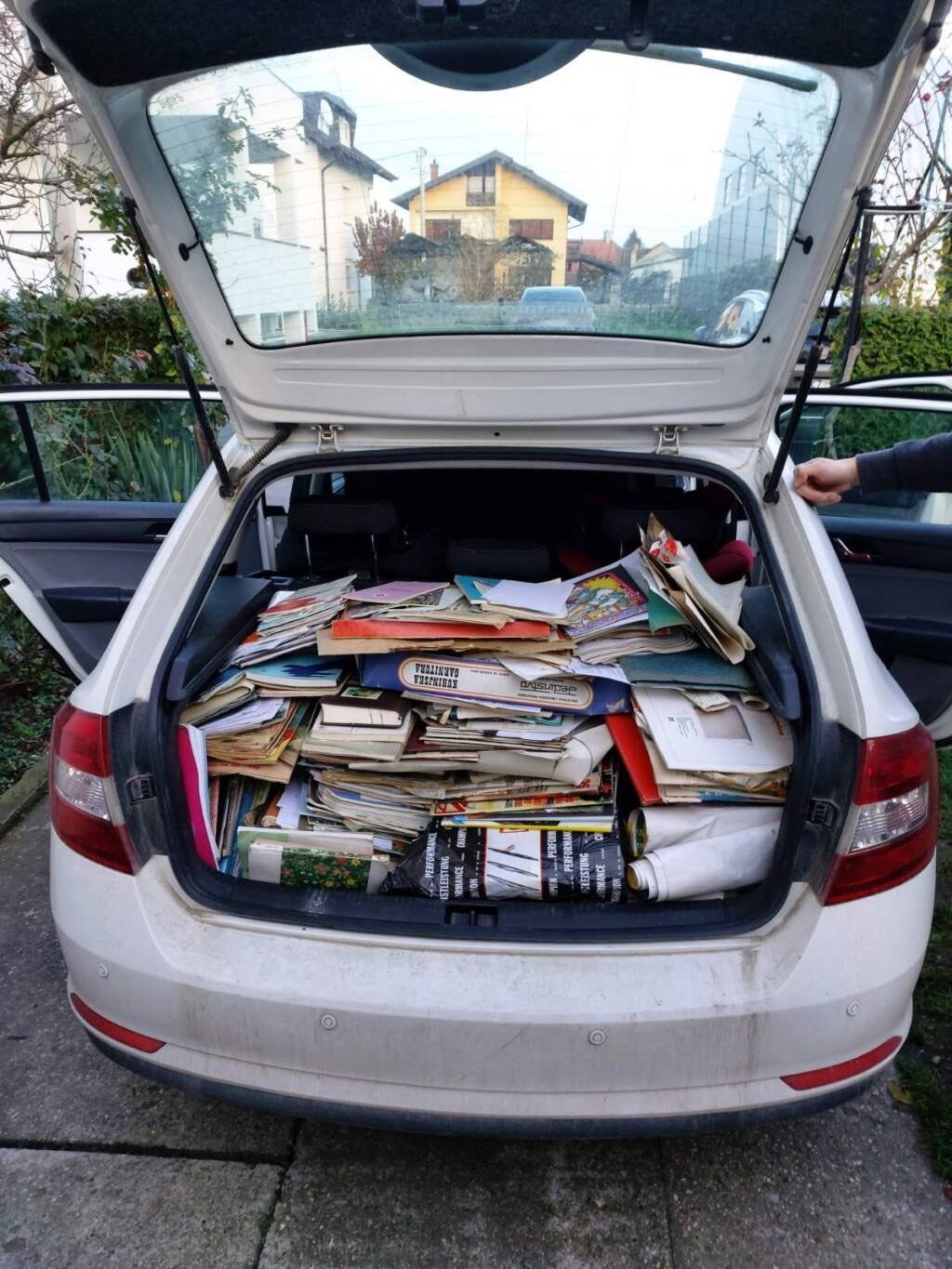 Lustracija Sretnih Učenika Kako Sudjeluju U Akciji Zeleni Korak, S Vrećama Starog Papira Oko Sebe, Izražavajući Svoj Doprinos Zaštiti Okoliša. Min