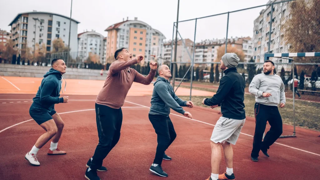 5 muških osoba igra mali nogomet