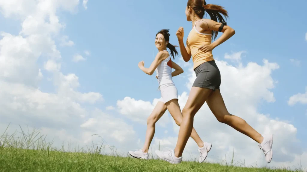 dvije žene trče