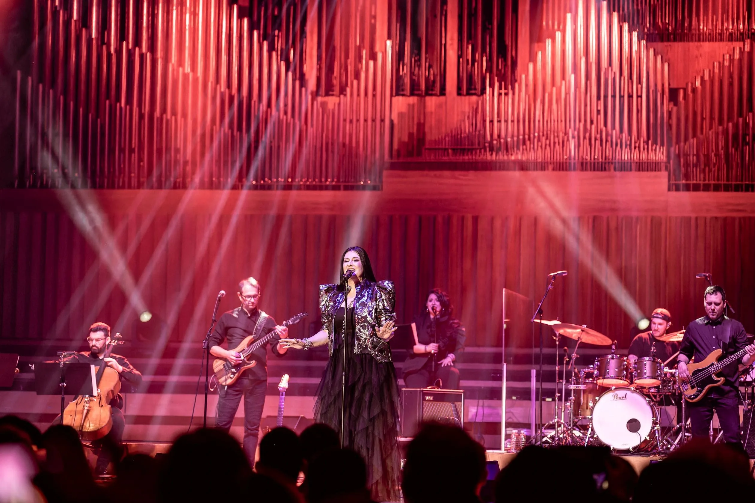 Makedonska glazbena diva Kaliopi sinoć je priredila nezaboravan koncert u zagrebačkoj koncertnoj dvorani Vatroslav Lisinski, priredivši publici večer ispunjenu emocijama koja će se dugo pamtiti. Od prvog tona do posljednjeg aplauza, Kaliopi je još jednom pokazala zašto je već desetljećima jedna od najvoljenijih regionalnih umjetnica. Karizmatična, snažna, a istovremeno nježna i ranjiva, osvojila je srca okupljenih iskrenim interpretacijama svojih najvećih hitova, ali i pjesmama koje se rijetko čuju uživo, a publika ih vjerno zna napamet. Uz pratnju vrhunskog orkestra, Kaliopi je demonstrirala svoj impresivan vokalni raspon, ali ono što je ovu večer učinilo posebnom bio je odnos koji je ostvarila s publikom. Svaka pjesma bila je dijalog – između nje i onih koji je slušaju, između prošlosti i sadašnjosti, između tuge i radosti. "Vi ste moje srce," poručila je publici sa suzama u očima, izazvavši ovacije i emotivne reakcije u dvorani. Čitava večer protekla je u atmosferi topline, međusobnog razumijevanja i zajedničkog slavljenja glazbe. Poseban trenutak dogodio se kad je izvela "Bato", baladu koju je posvetila svom preminulom bratu, što je izazvalo suze kako kod nje, tako i kod mnogih u publici. "Imam osjećaj da me svaki put kad pjeva, vodi kroz vlastite uspomene "Bilo je trenutaka kad smo svi plakali, ali i pjevali iz petnih žila. Kaliopi ima tu rijetku moć da te potpuno ogoli, a onda ponovno sastavi", istaknula je jedna od posjetiteljica. Kao posebni gosti iznenađenja na pozornici su joj se pridružili bliski prijatelji Vlatko Stefanovski i Željko Samardžić s kojim je otpjevala i "Znam", njihov regionalno poznati duet. Ovim koncertom Kaliopi je još jednom potvrdila da nije samo izvanredna pjevačica, već i umjetnica koja zna dotaknuti dušu. Publika u Lisinskom uzvratila joj je stojećim ovacijama i dugotrajnim pljeskom, tražeći još – i ne želeći da čarolija završi jer ova večer s Kaliopi nije bila samo koncert. Bila je to lekcija iz emocije, snage, i bezuvjetne ljubavi prema glazbi.