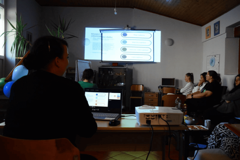 Projekt "Budi pomoćnik" Udruge mladih Ahimsa educira pomoćnike u nastavi o radu s djecom s teškoćama u razvoju.