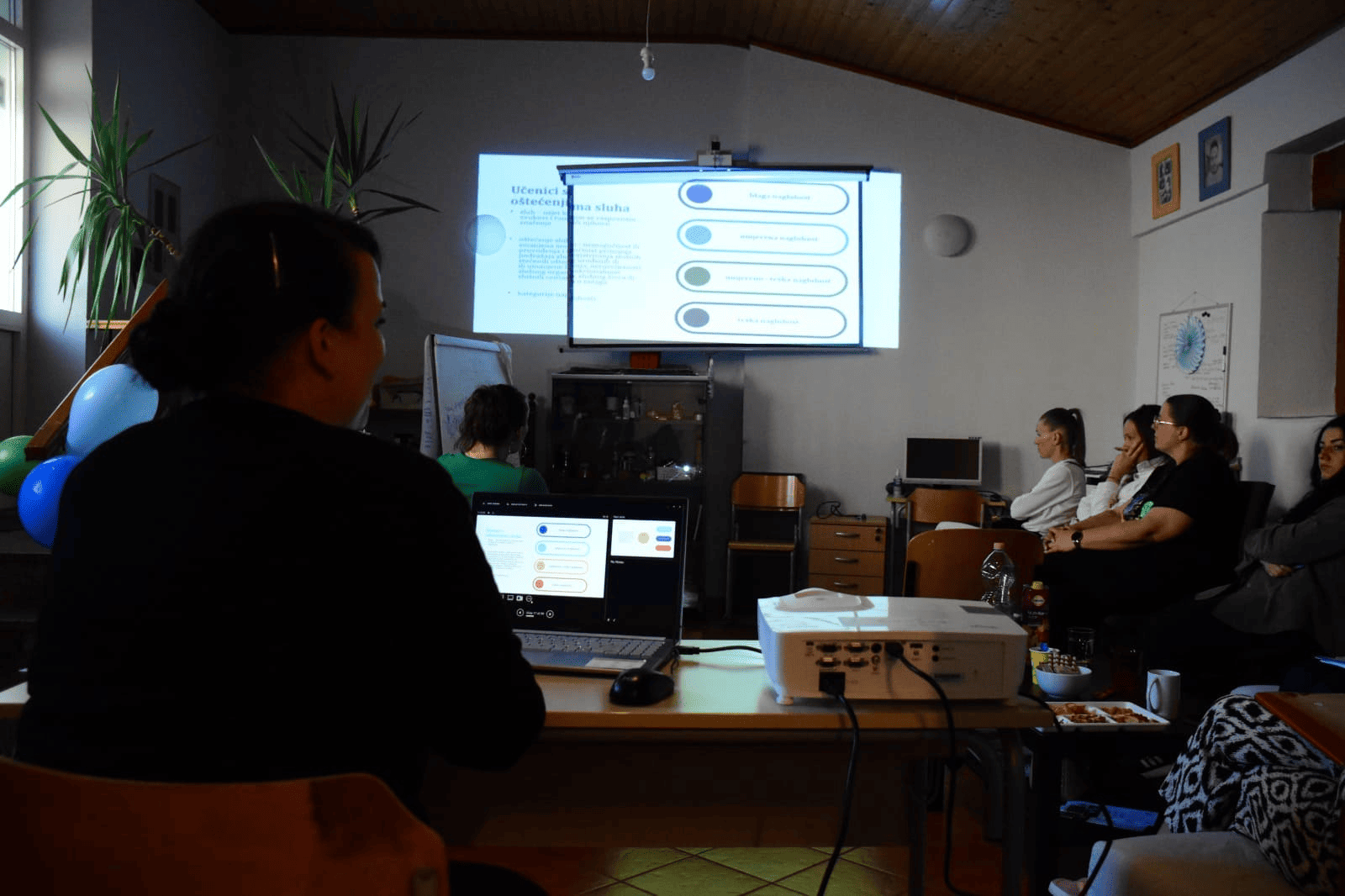 Projekt "Budi pomoćnik" Udruge mladih Ahimsa educira pomoćnike u nastavi o radu s djecom s teškoćama u razvoju.