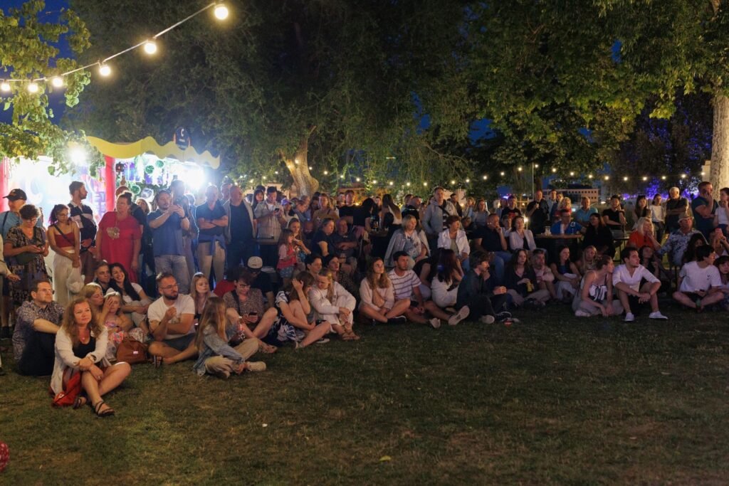 Koncert sastava Blue Eyes na Fish & Jazz Festivalu u Zadru, Bastion sv. Roka, publika uživa u glazbi