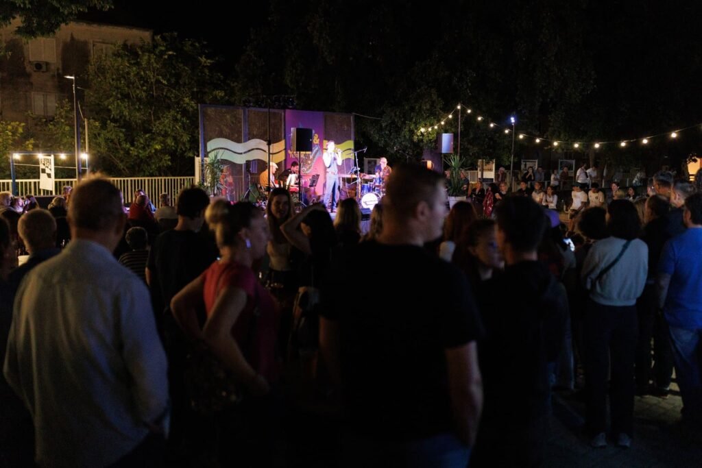 Koncert sastava Blue Eyes na Fish & Jazz Festivalu u Zadru, Bastion sv. Roka, publika uživa u glazbi