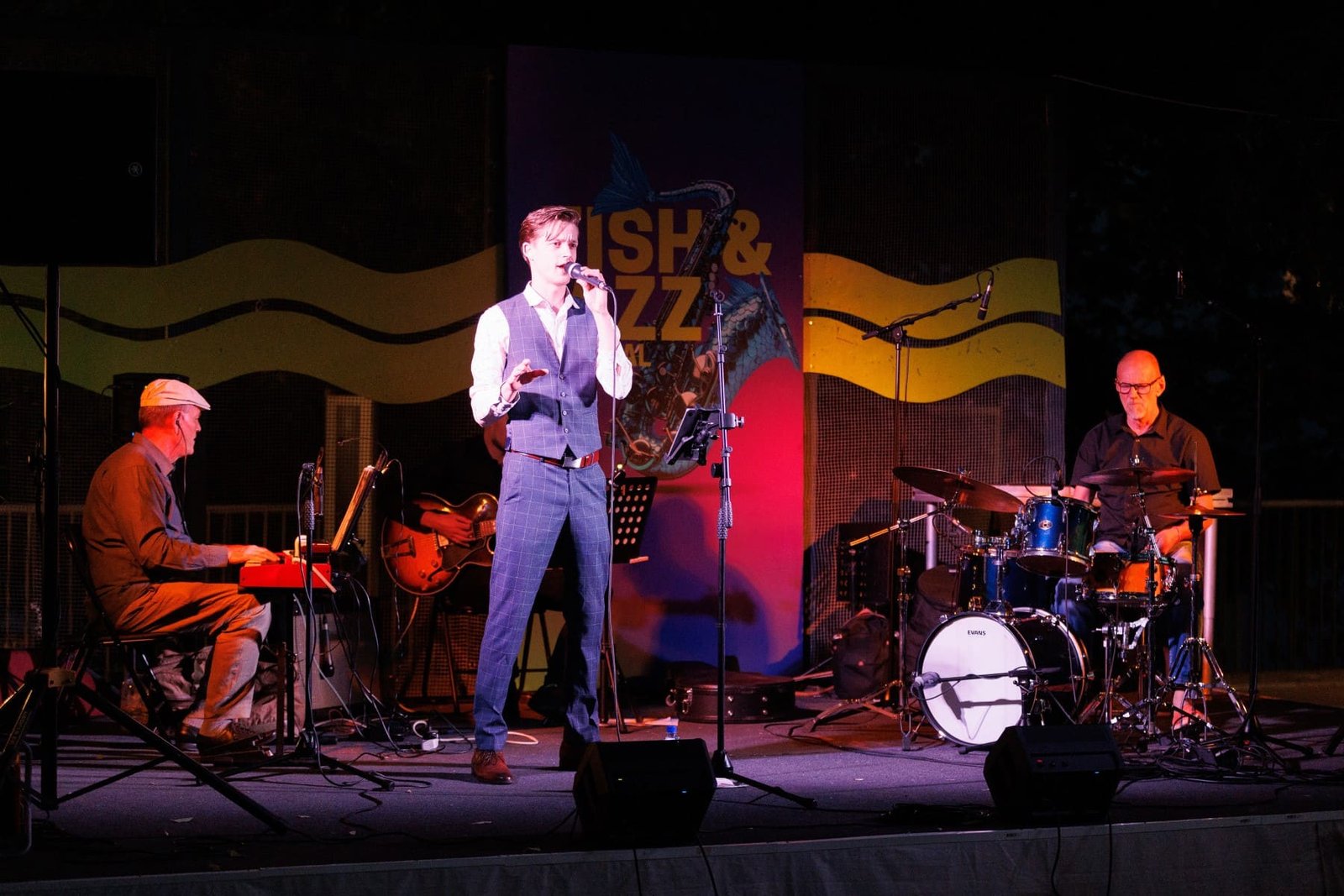 Koncert sastava Blue Eyes na Fish & Jazz Festivalu u Zadru, Bastion sv. Roka, publika uživa u glazbi