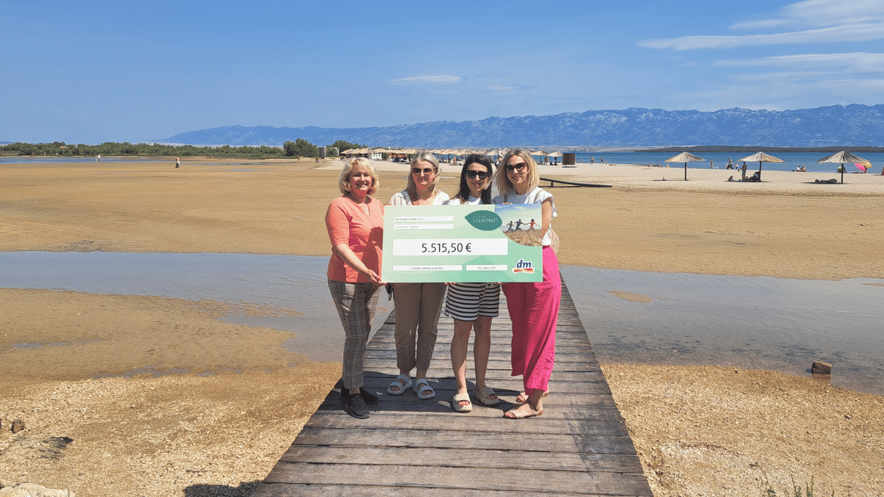 Sudionici akcije čišćenja na Kraljičinoj plaži u sklopu projekta očuvanja prirode.