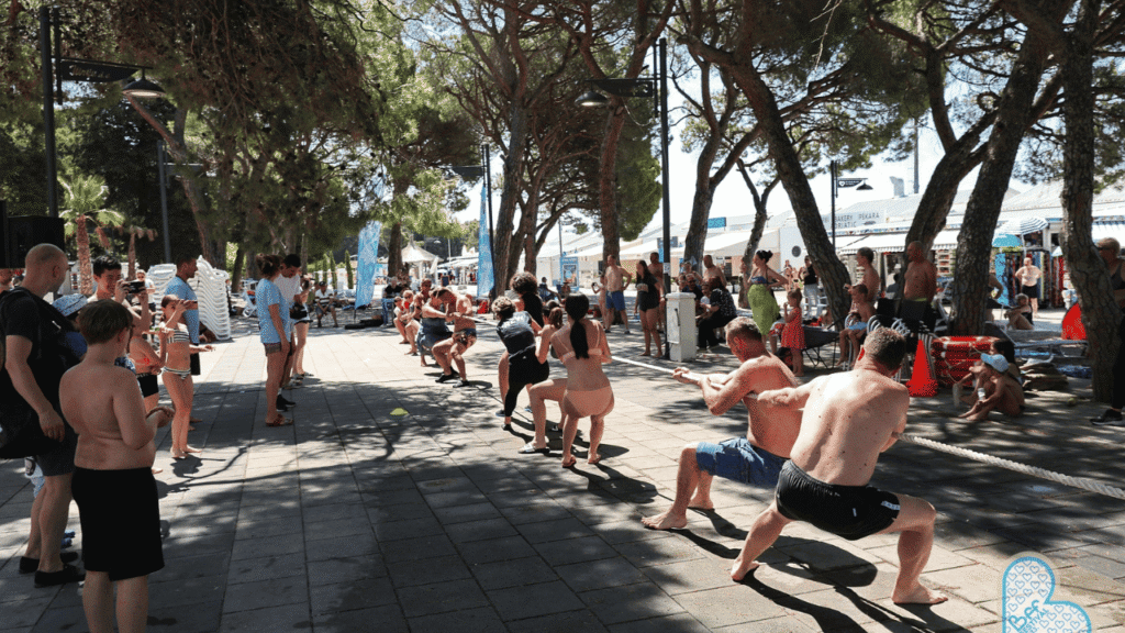 Djeca i odrasli sudjeluju u SUP utrci na BFF Festivalu u Biogradu na Moru