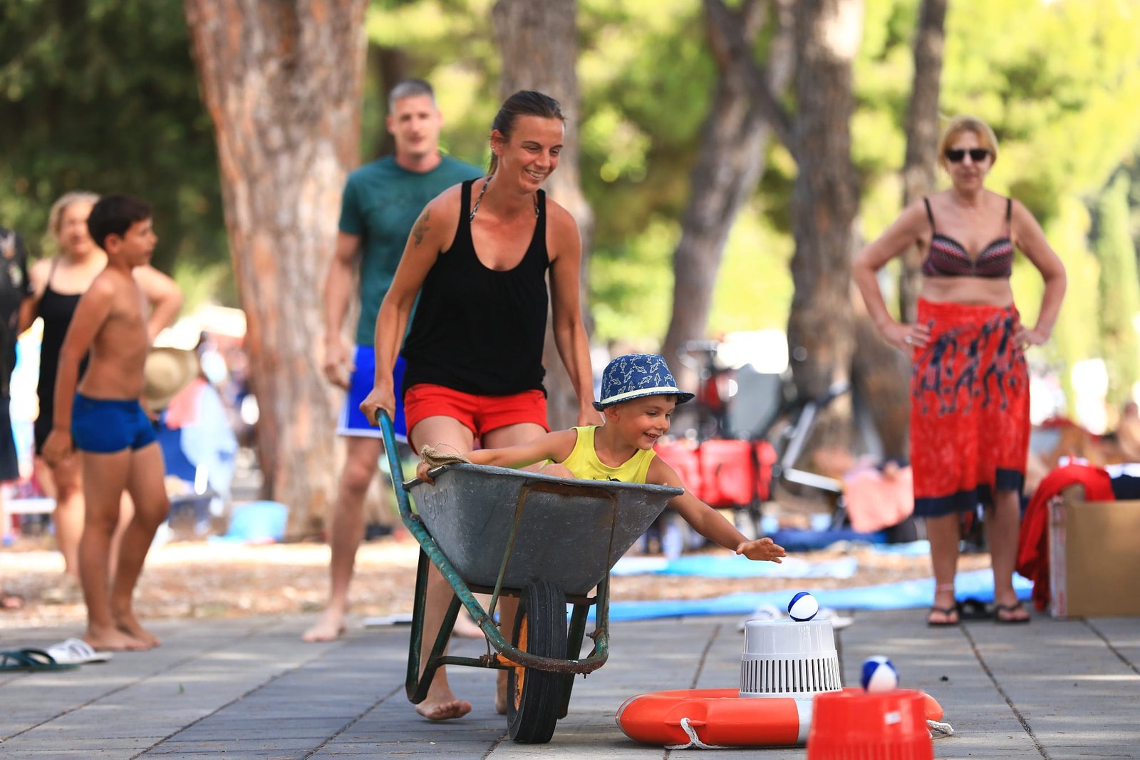 Sudionici Biograd Family & Friends Festivala 2025 uživaju u sportskim natjecanjima i zabavnim aktivnostima uz plažu pokraj bazena Ilirija.