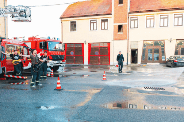Članovi benda Mejaši u vatrogasnim odijelima tijekom snimanja spota za pjesmu „193“