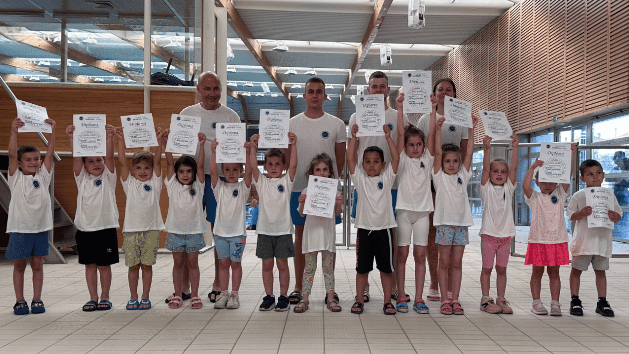 Djeca polaznici obuke neplivača na bazenu Višnjik, organizacija Plivačkog kluba Jadera.