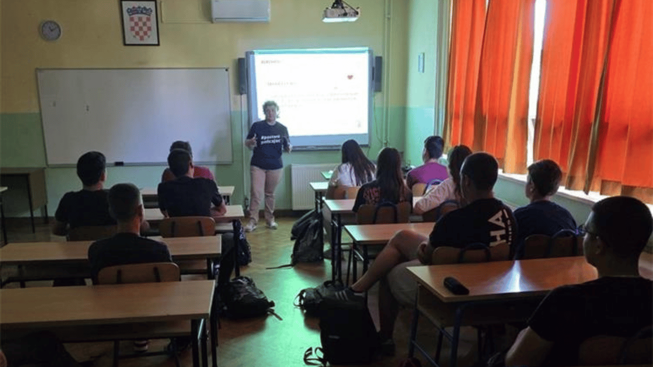 Policijski službenici održavaju edukativnu radionicu u osnovnoj školi Privlaka