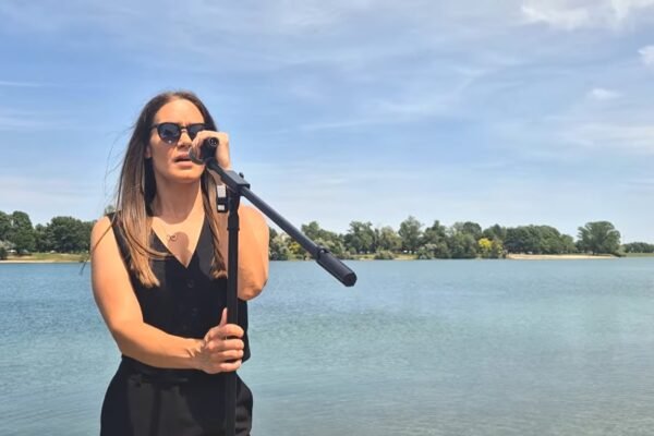 Sindy Budimir pozira povodom izlaska svog prvog singla „Svoj svemir“