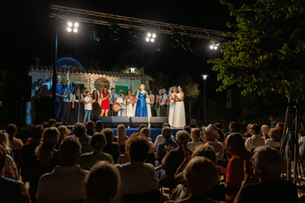 Klape nastupaju na 22. Susretu klapa u Povljani pred brojnom publikom