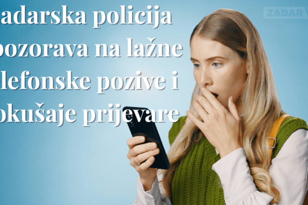 žena na mobitelu ima začuđen izraz lica