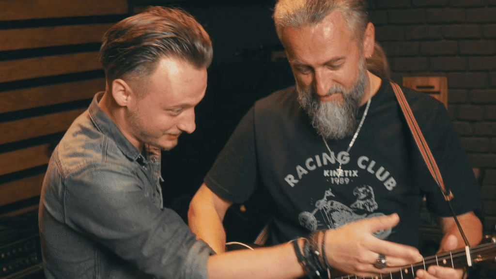 Čuvarice u narodnim nošnjama u spotu za pjesmu Oj Ivane