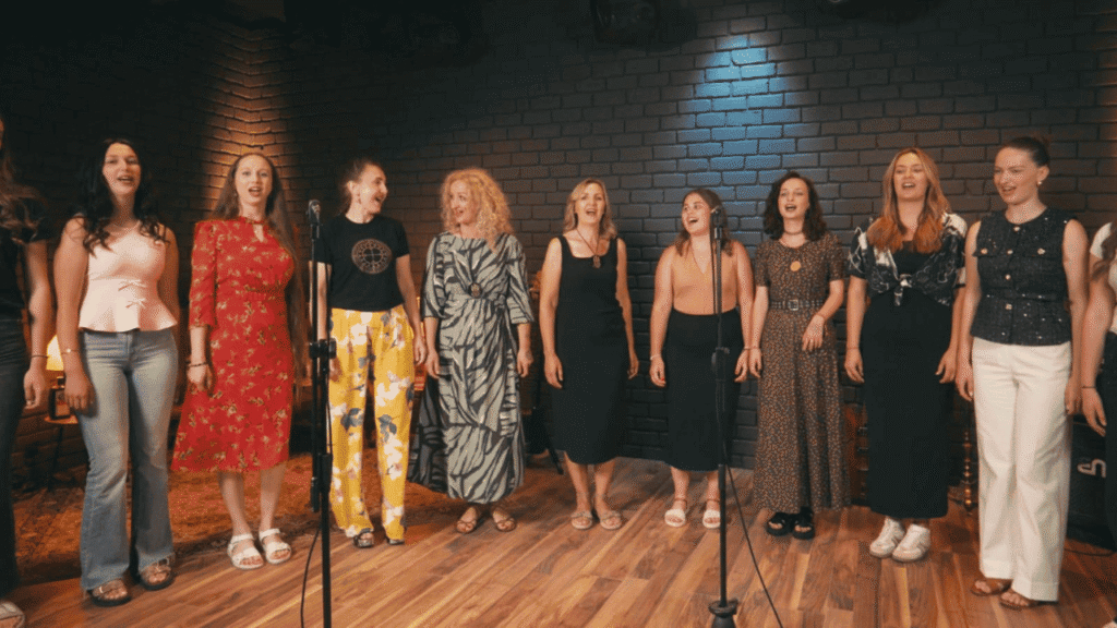 Čuvarice u narodnim nošnjama u spotu za pjesmu Oj Ivane