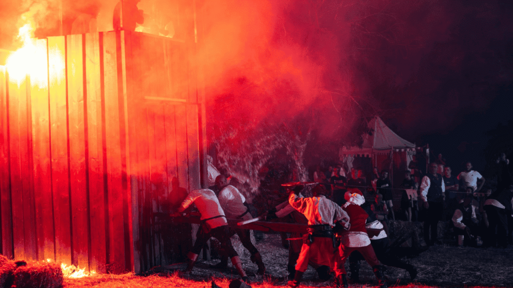 Vatreni show uz zvučne efekte tijekom završne viteške borbe na manifestaciji Dani Vitezova vranskih