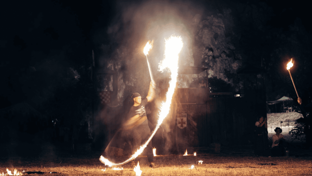 Vatreni show uz zvučne efekte tijekom završne viteške borbe na manifestaciji Dani Vitezova vranskih