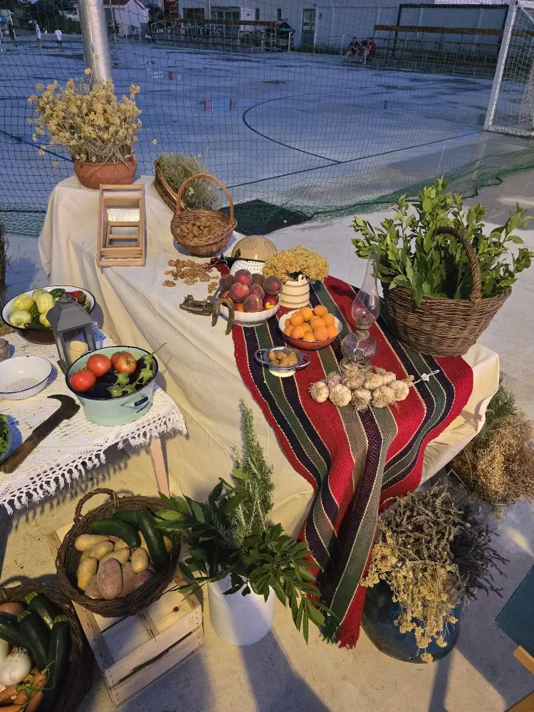 Posjetitelji uživaju u tradicionalnim jelima na manifestaciji Dragarske bumbete u Dragama