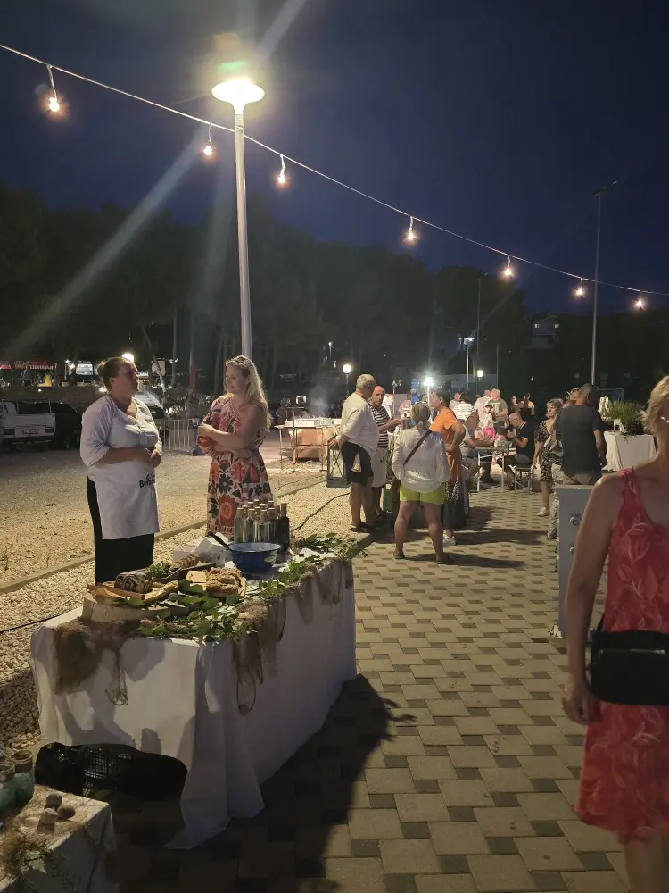 Posjetitelji uživaju u tradicionalnim jelima na manifestaciji Dragarske bumbete u Dragama