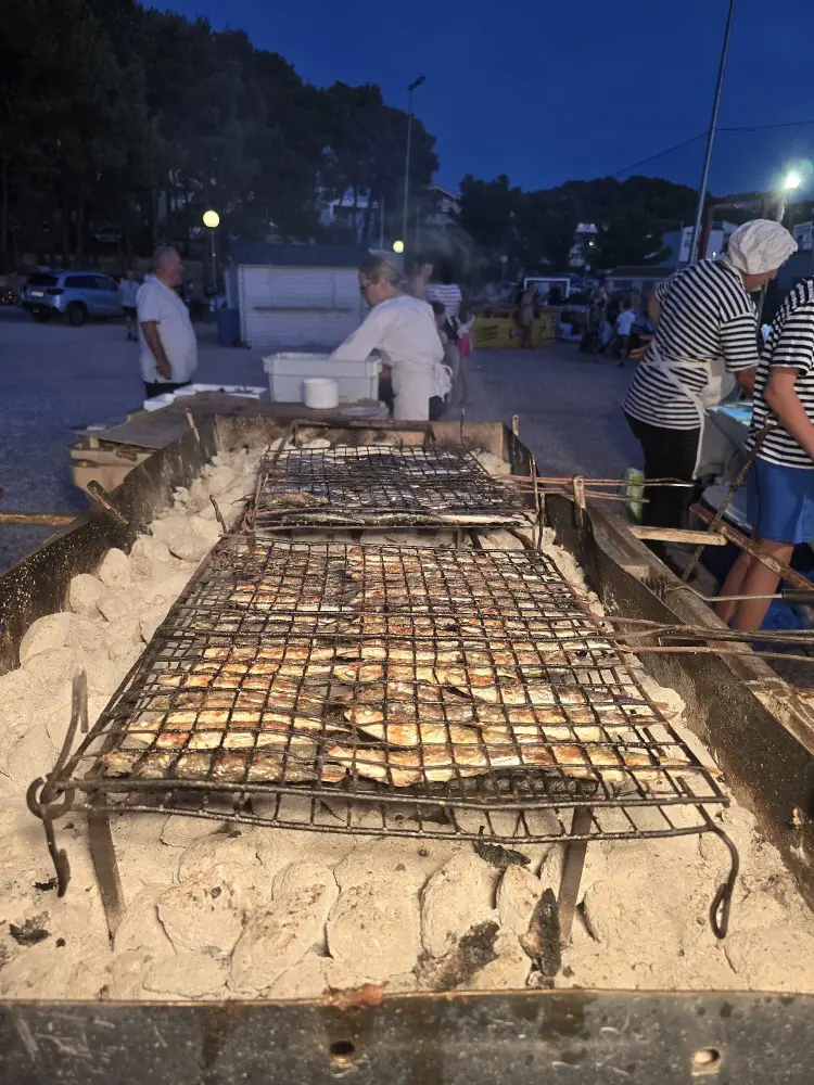 Posjetitelji uživaju u tradicionalnim jelima na manifestaciji Dragarske bumbete u Dragama