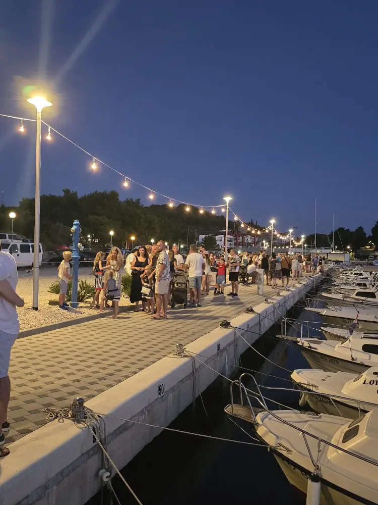 Posjetitelji uživaju u tradicionalnim jelima na manifestaciji Dragarske bumbete u Dragama