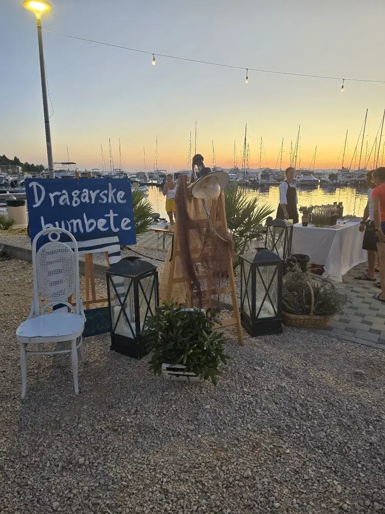 Posjetitelji uživaju u tradicionalnim jelima na manifestaciji Dragarske bumbete u Dragama