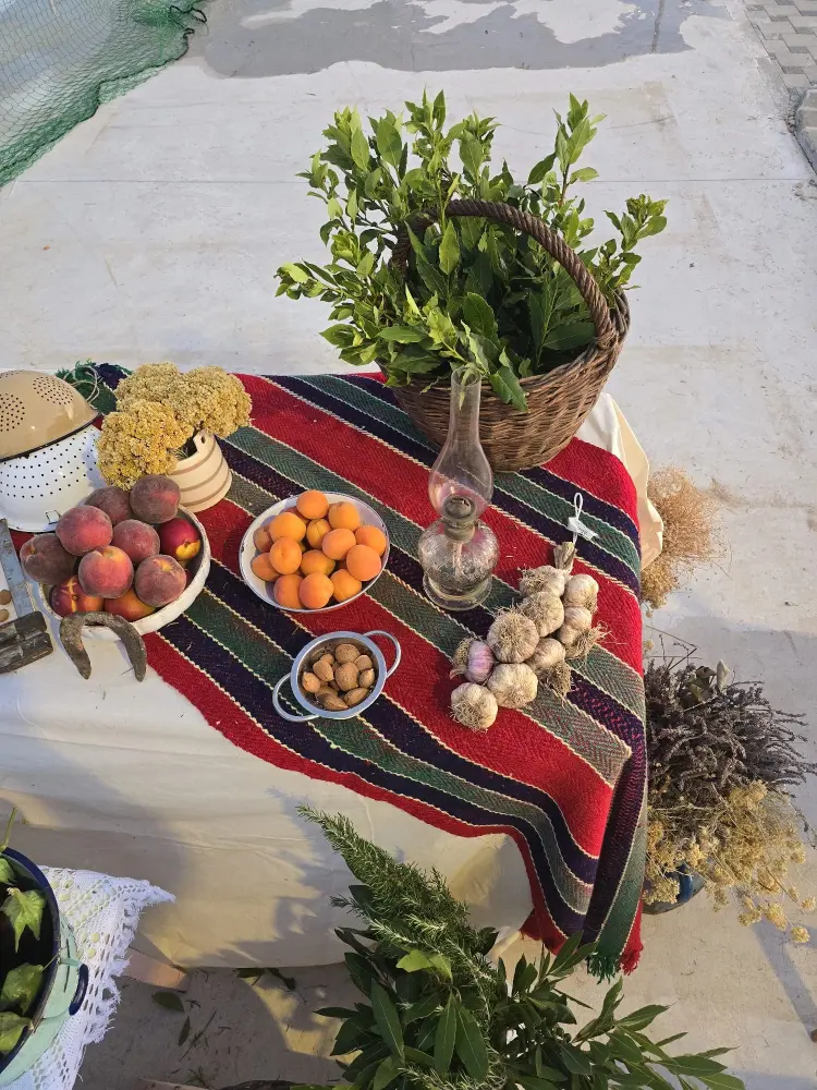 Posjetitelji uživaju u tradicionalnim jelima na manifestaciji Dragarske bumbete u Dragama