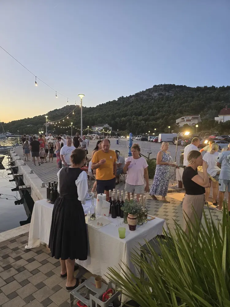 Posjetitelji uživaju u tradicionalnim jelima na manifestaciji Dragarske bumbete u Dragama