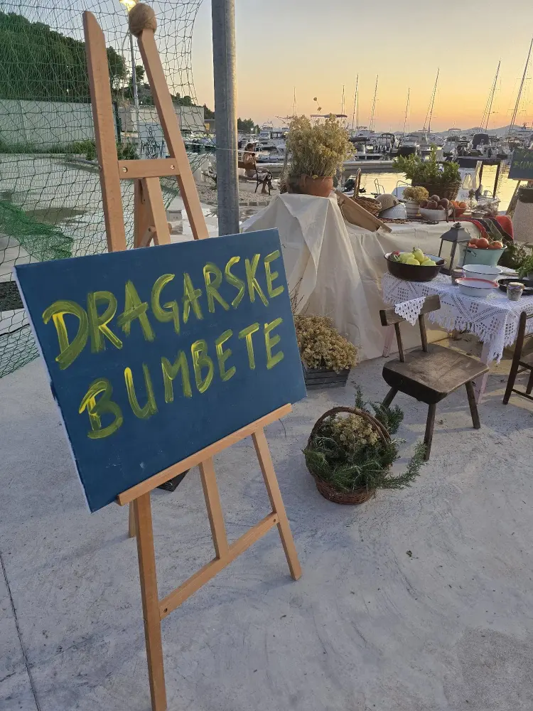 Posjetitelji uživaju u tradicionalnim jelima na manifestaciji Dragarske bumbete u Dragama