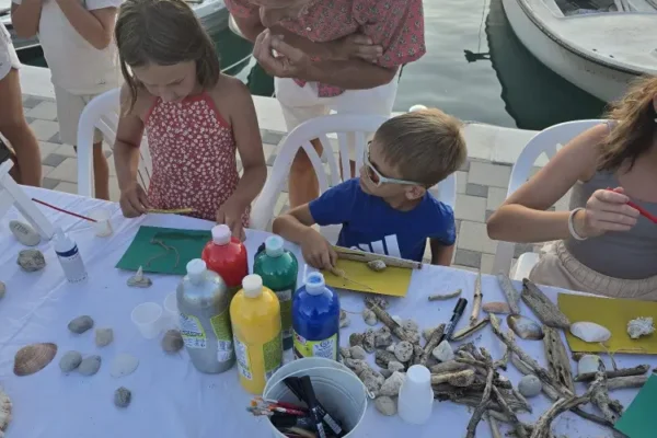 Posjetitelji uživaju u tradicionalnim jelima na manifestaciji Dragarske bumbete u Dragama