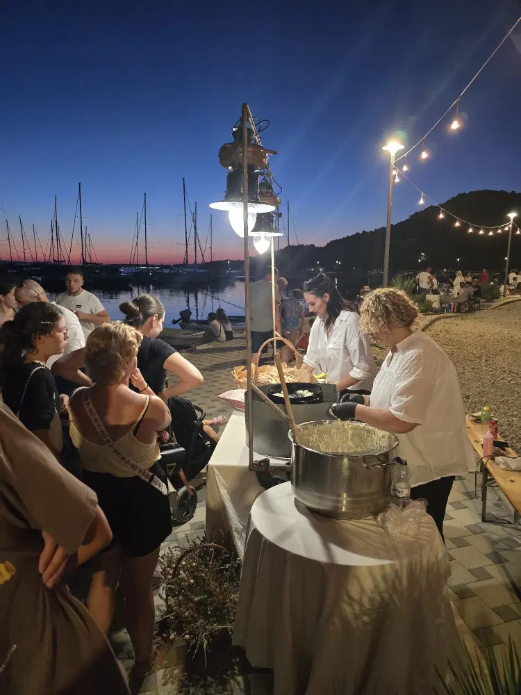 Posjetitelji uživaju u tradicionalnim jelima na manifestaciji Dragarske bumbete u Dragama