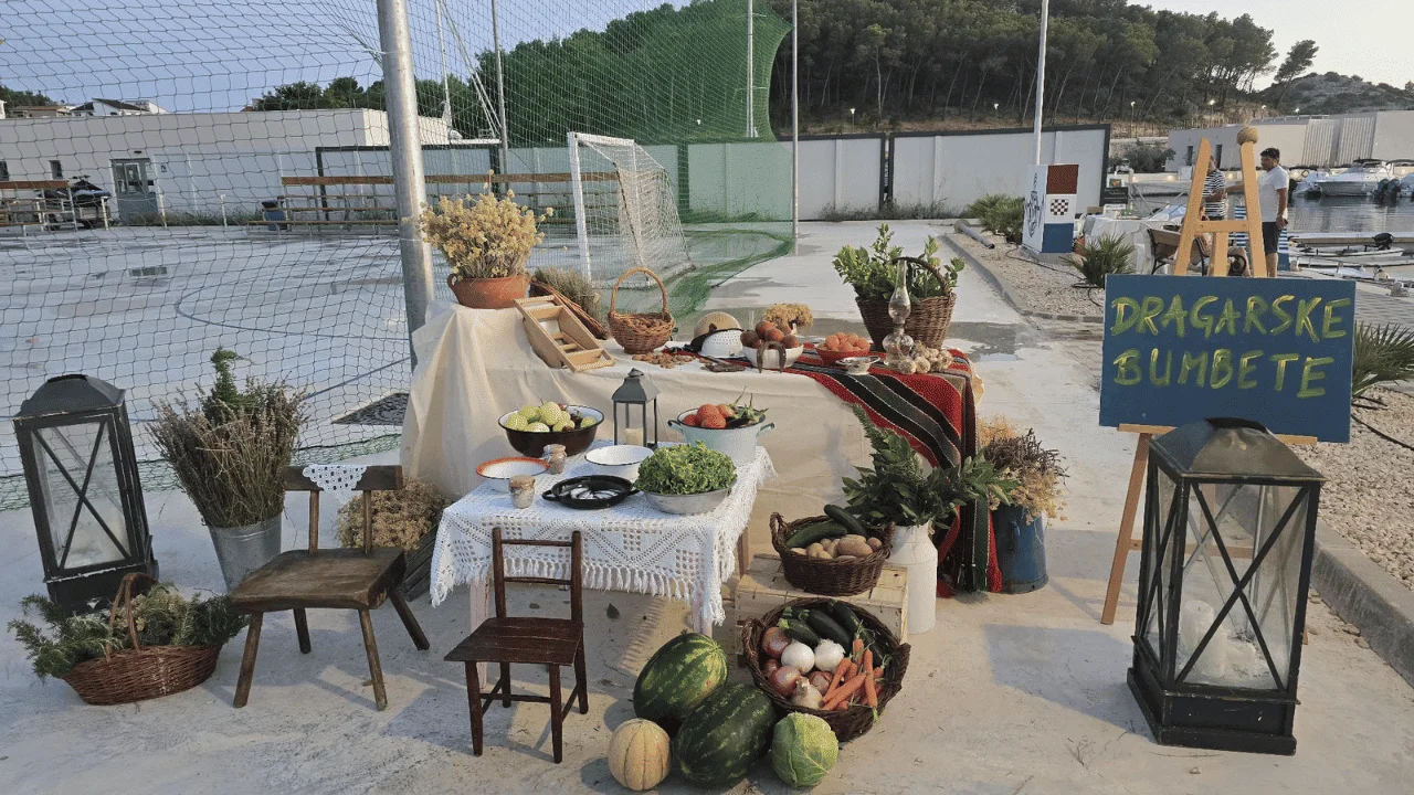Posjetitelji uživaju u tradicionalnim jelima na manifestaciji Dragarske bumbete u Dragama