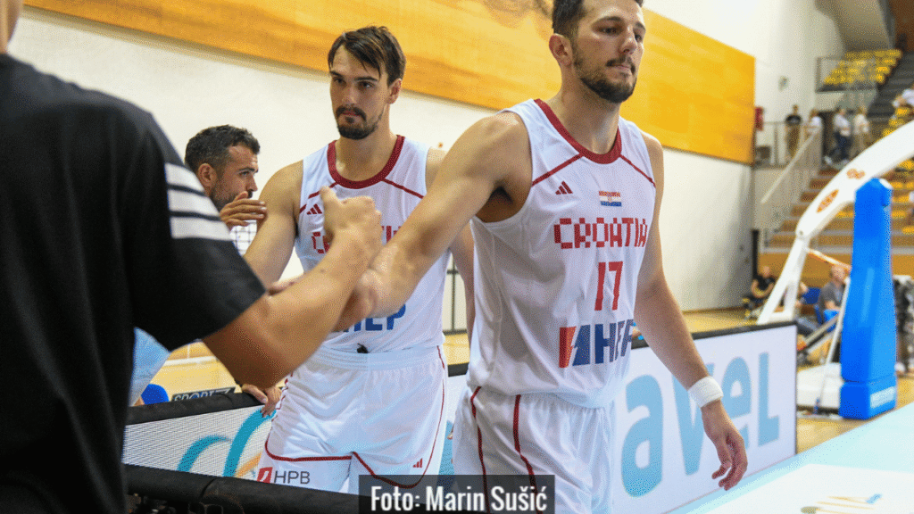Hrvatska košarkaška reprezentacija slavi pobjedu protiv Mađarske u Opatiji