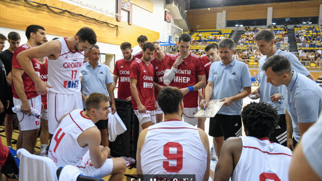 Hrvatska košarkaška reprezentacija slavi pobjedu protiv Mađarske u Opatiji