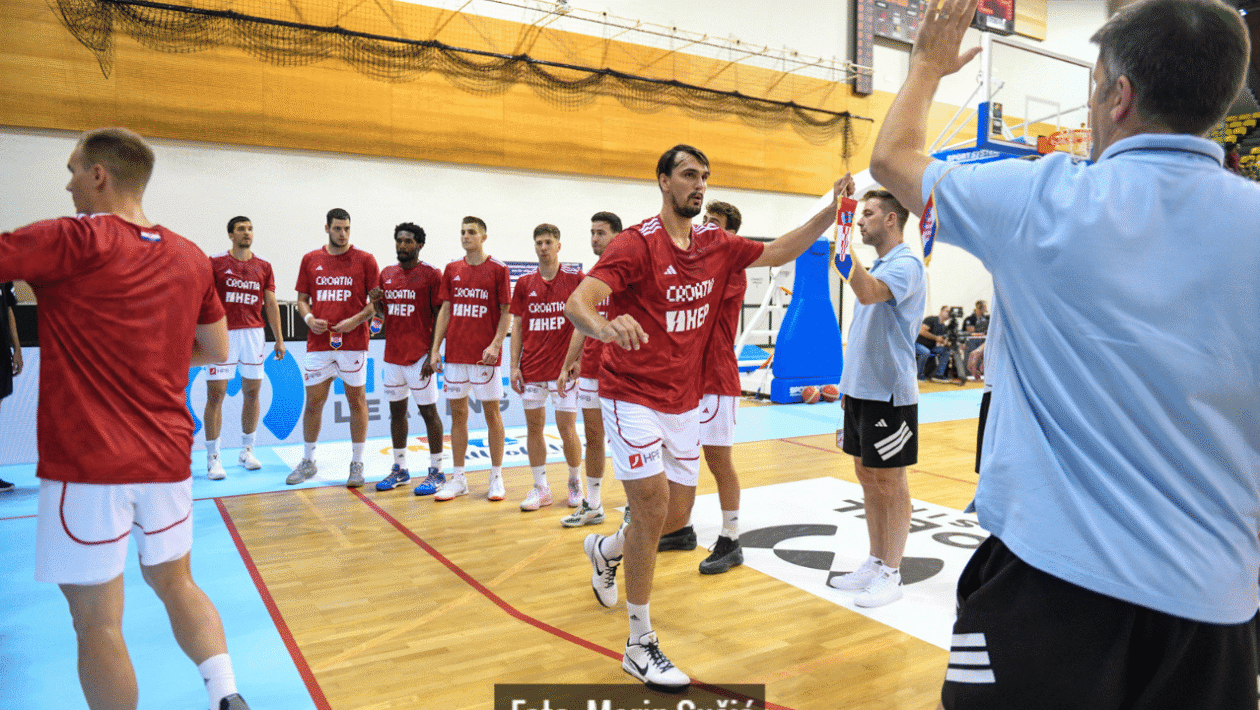 Hrvatska košarkaška reprezentacija slavi pobjedu protiv Mađarske u Opatiji