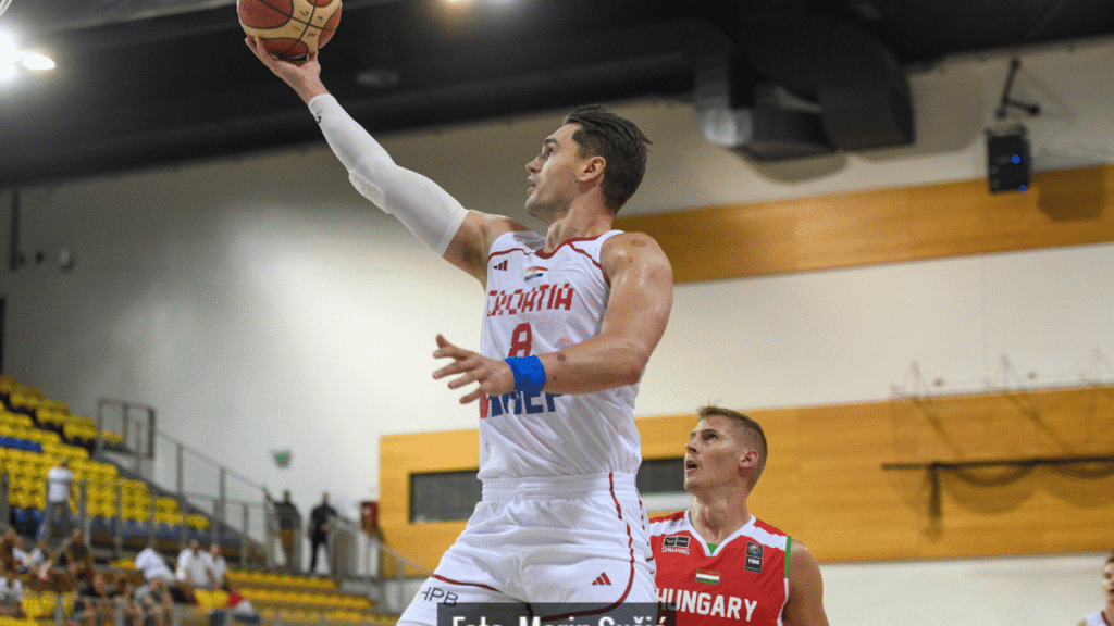 Hrvatska košarkaška reprezentacija slavi pobjedu protiv Mađarske u Opatiji