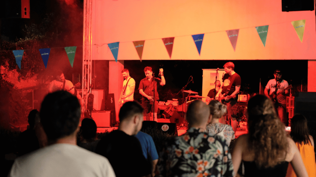 Mudri Brk Festival u Jelsi 2025. – glazbeni nastup u Ljetnom kinu