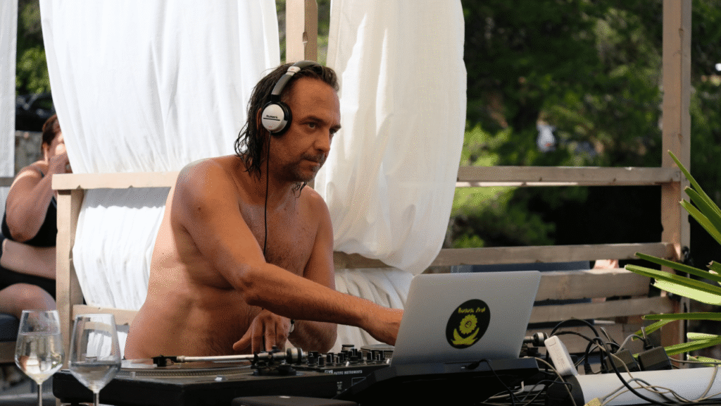 Mudri Brk Festival u Jelsi 2025. – glazbeni nastup u Ljetnom kinu