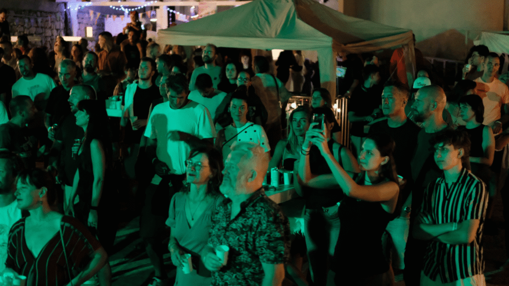 Mudri Brk Festival u Jelsi 2025. – glazbeni nastup u Ljetnom kinu