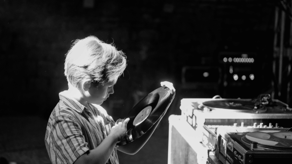 Mudri Brk Festival u Jelsi 2025. – glazbeni nastup u Ljetnom kinu