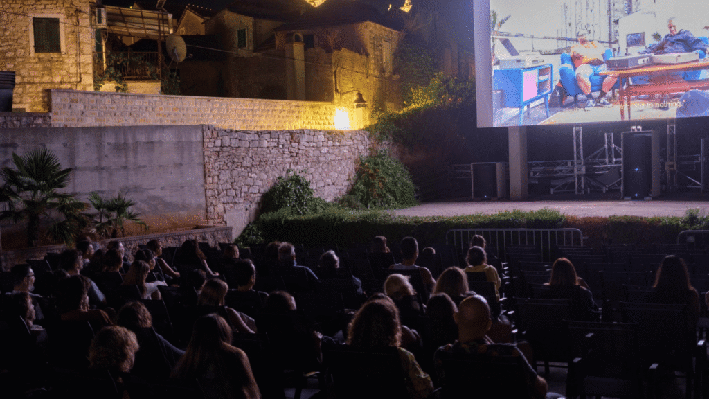 Mudri Brk Festival u Jelsi 2025. – glazbeni nastup u Ljetnom kinu