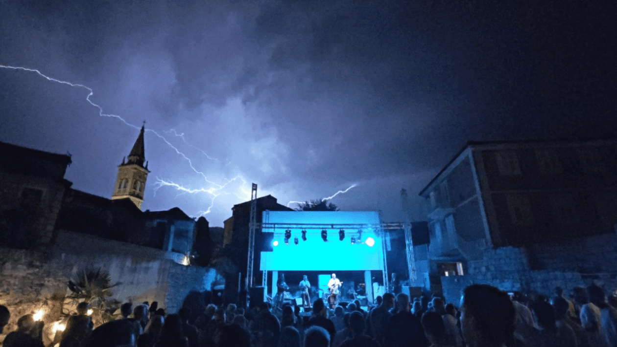 Mudri Brk Festival u Jelsi 2025. – glazbeni nastup u Ljetnom kinu
