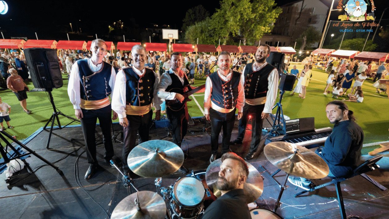 Sajam otočnih proizvoda u Vlašićima na otoku Pagu s izlagačima i posjetiteljima