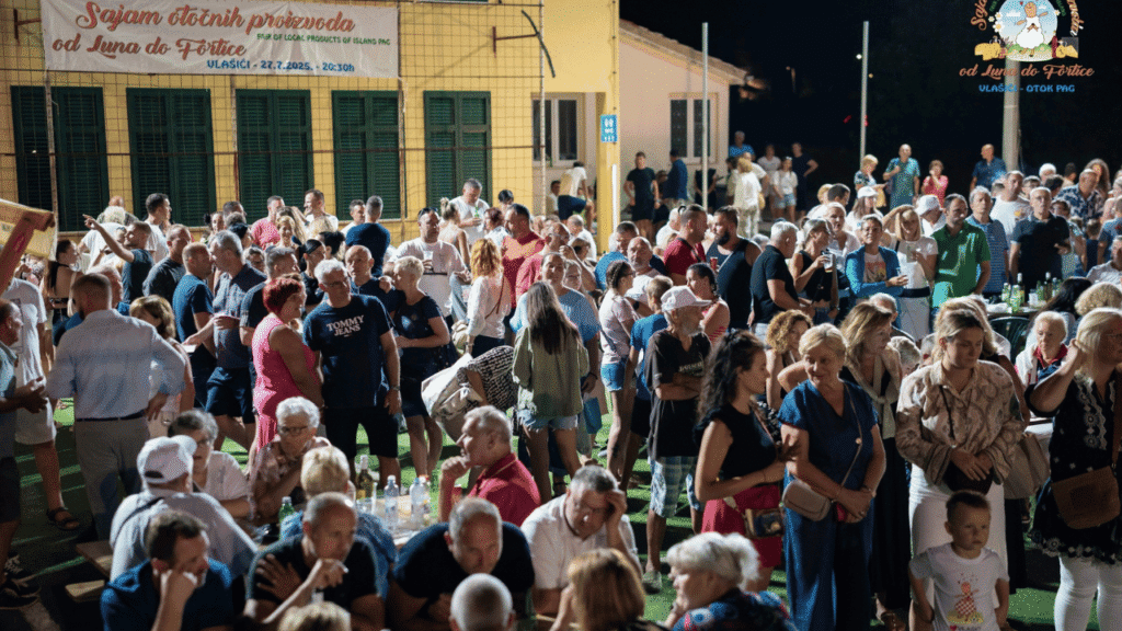 Sajam otočnih proizvoda u Vlašićima na otoku Pagu s izlagačima i posjetiteljima