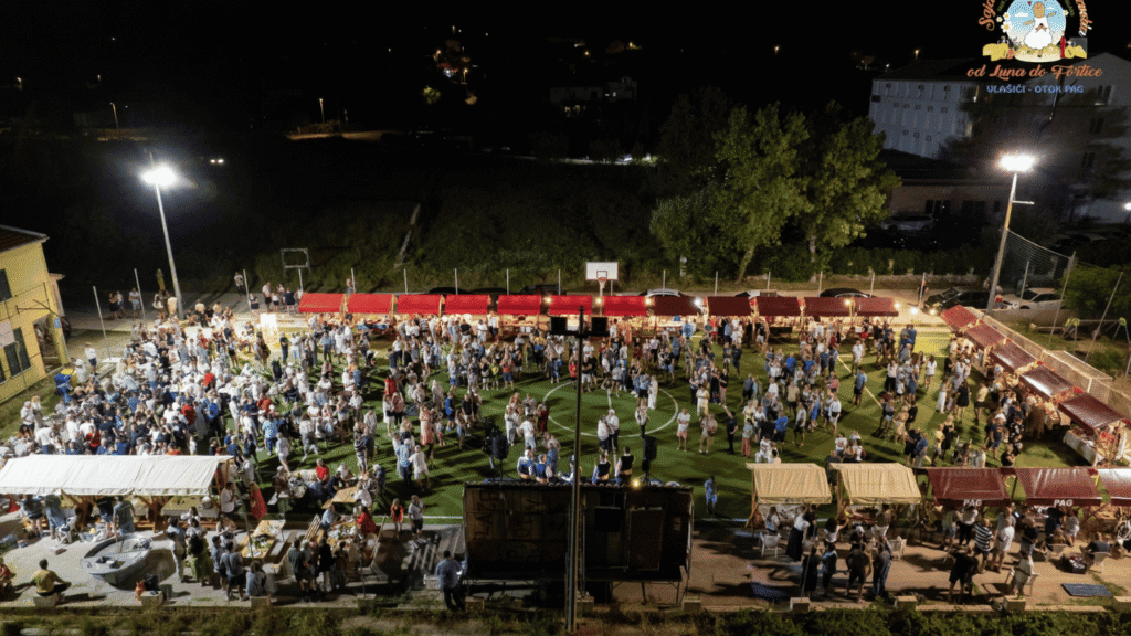 Sajam otočnih proizvoda u Vlašićima na otoku Pagu s izlagačima i posjetiteljima