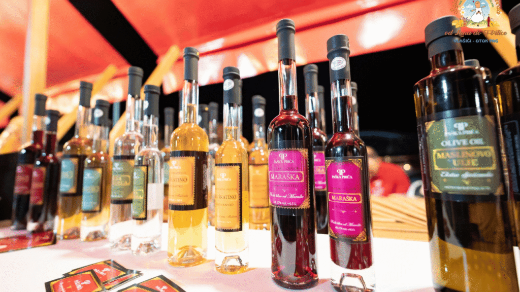 Sajam otočnih proizvoda u Vlašićima na otoku Pagu s izlagačima i posjetiteljima