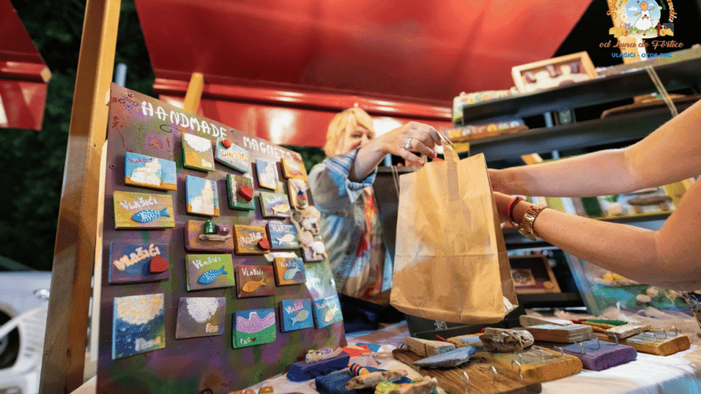 Sajam otočnih proizvoda u Vlašićima na otoku Pagu s izlagačima i posjetiteljima