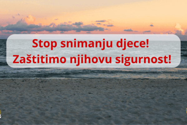Roditelj pazi na dijete na zadarskoj plaži uz more, simbol sigurnosti djece na plaži plakat MUP