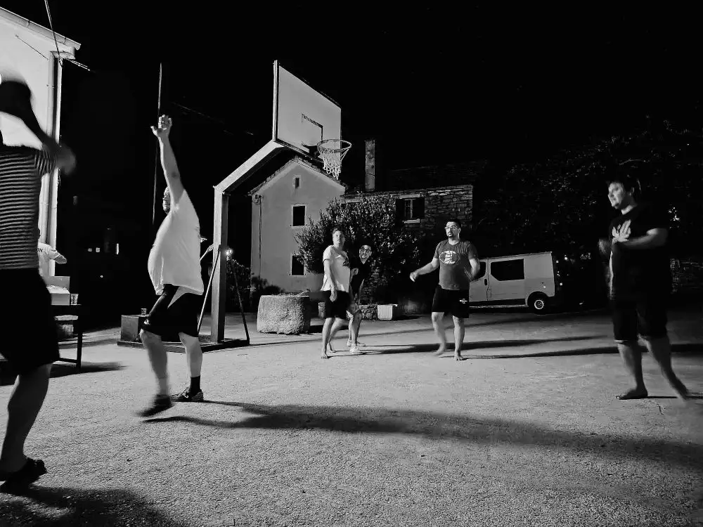 Mještani Božave tijekom utakmice Stori Mlodi 2025. na improviziranom igralištu